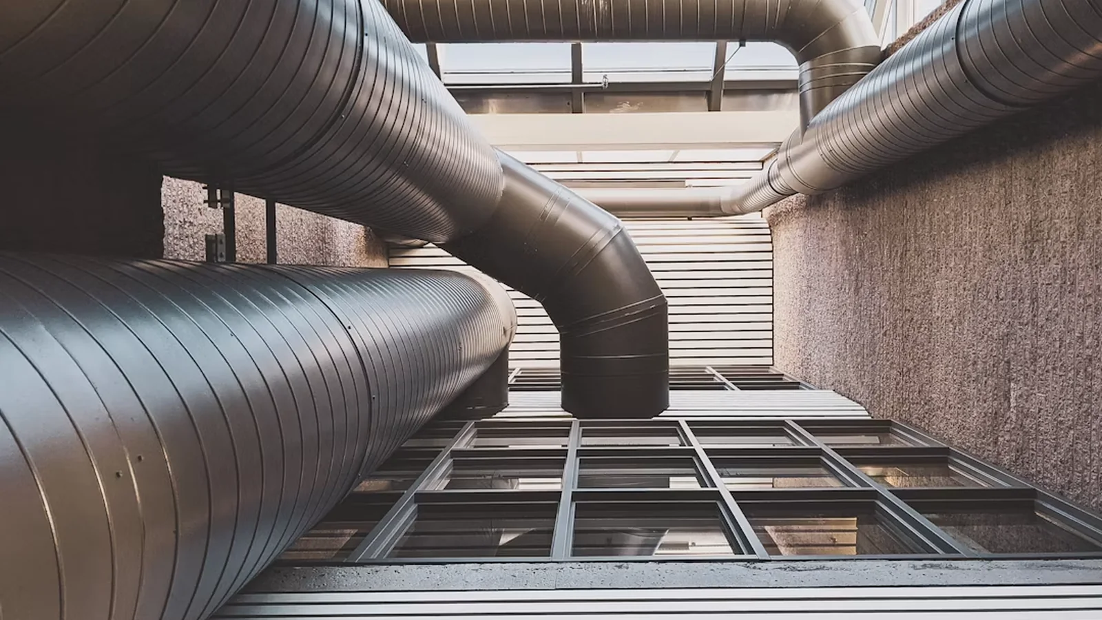Réseau de gaines de ventilation en bâtiment tertiaire — installation CVC VRV/DRV