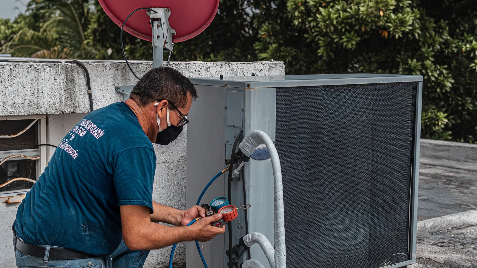 Technicien Bathermex en intervention de maintenance de climatisation sur toiture