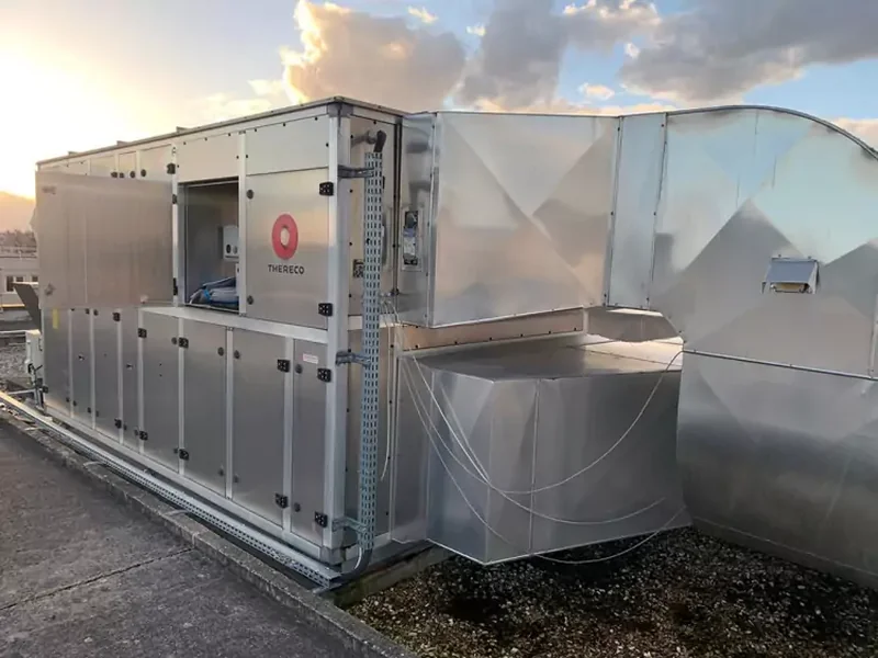 Centrale de traitement d'air en toiture — installation CVC tertiaire