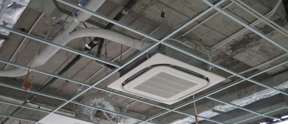 Cassette de climatisation encastrée en faux-plafond avec gaines — installation VRV/DRV